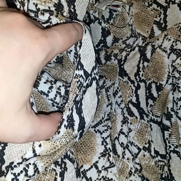 Snakeskin print shorts - Picture 3 of 4